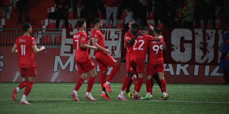 Zyrtare, Partizani ndan rrugët me mesfushorin