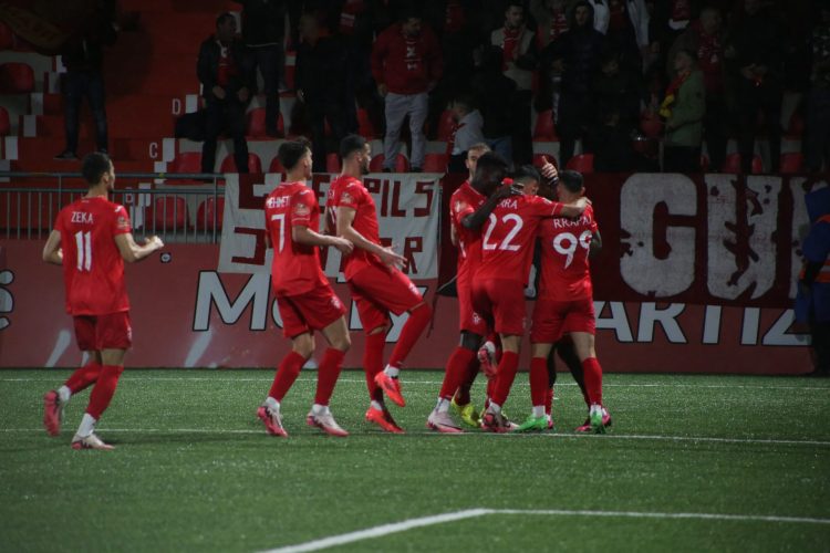 Zyrtare, Partizani ndan rrugët me mesfushorin