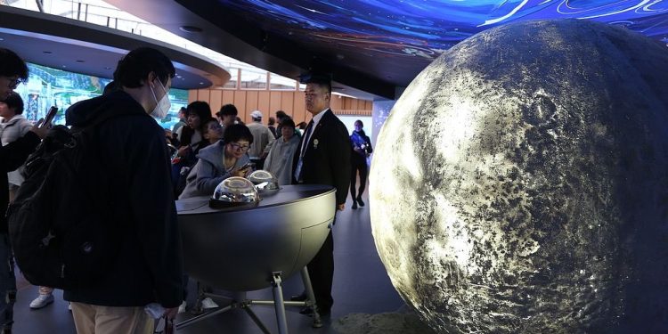 Mostrat e marra nga sonda “Chang’e-6” sjellin njohuri të thella mbi evolucionin e anës së pasme të Hënës