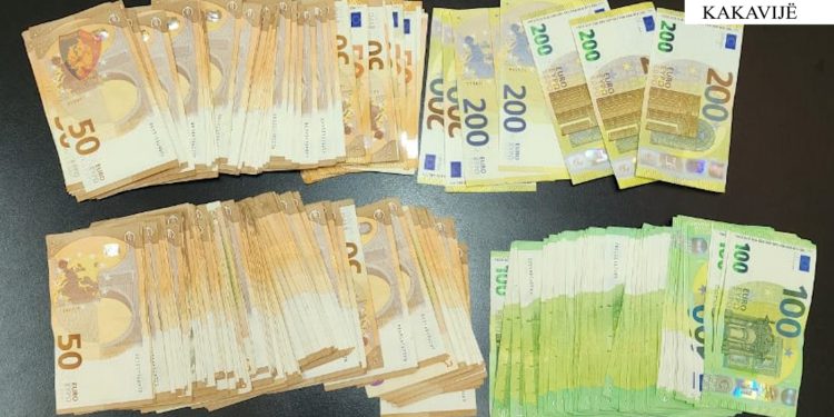 Me 14 mijë euro të padeklaruara në kufi, ndalohet një person në Kakavijë