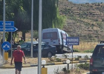 Aksident në Gjirokastër! Ambulanca përplaset me një makinë, 6 të plagosur (VIDEO)