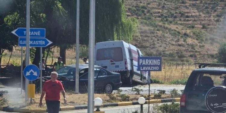 Aksident në Gjirokastër! Ambulanca përplaset me një makinë, 6 të plagosur (VIDEO)