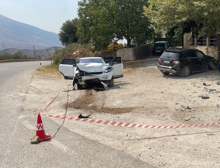 Pamje nga aksidenti tragjik në Memaliaj, humb jetën fëmija 7 vjeç, si ndodhi përplasja me makinën e ukrainasit (FOTO)