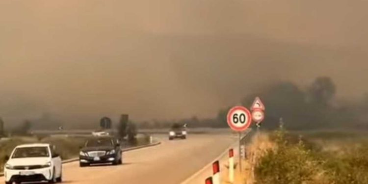 Zjarret në Delvinë/ Devijohet përkohësisht trafiku në drejtim të Qafës së Muzinës