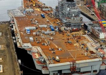 Dikur ishte krenaria e regjimit, aeroplanmbajtësja e vetme ruse do të shitet për skrap