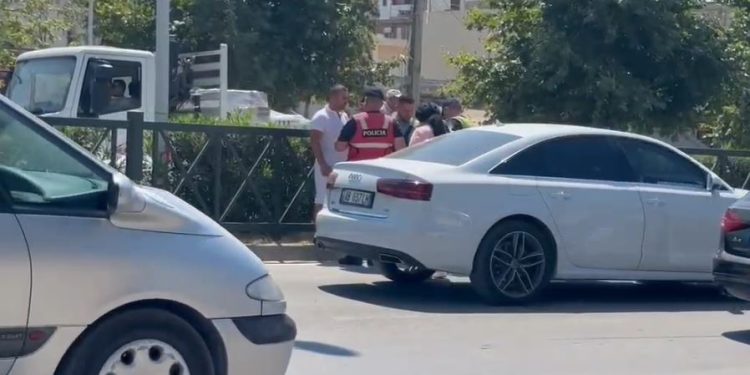 “Golfi” përplas këmbësoren në rrugën Transballkanike, më pas goditet nga “Audi”. 65-vjeçarja përfundon në spital