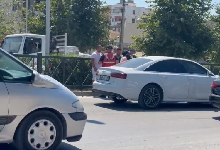 “Golfi” përplas këmbësoren në rrugën Transballkanike, më pas goditet nga “Audi”. 65-vjeçarja përfundon në spital