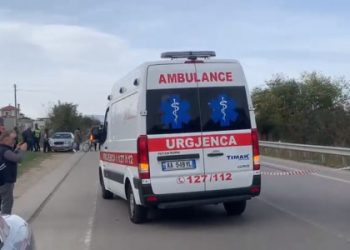 Aksident i dyfishtë në Elbasan, dy persona të plagosur rëndë