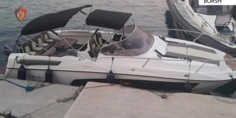 Shkeli perimetrin e sigurisë në Sarandë, policia bllokon skafin dhe gjobit pronarin