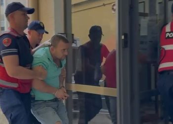 Tronditi opinionin publik! 36-vjeçari në Fier mbërrin në gjykatë, pohon që ka abuzuar me vajzën e tij