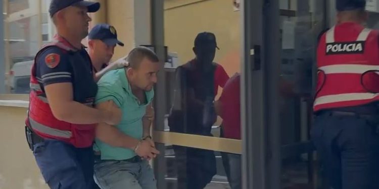 Tronditi opinionin publik! 36-vjeçari në Fier mbërrin në gjykatë, pohon që ka abuzuar me vajzën e tij