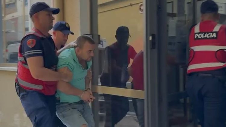 Tronditi opinionin publik! 36-vjeçari në Fier mbërrin në gjykatë, pohon që ka abuzuar me vajzën e tij