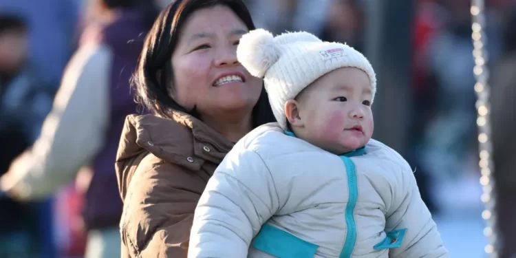 Kina shqetësohet nga rënia e lindshmërisë, ofron deri në 1,500 dollarë për prindërit