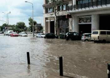 Video/ Greqia përfshihet nga stuhi të forta, përmbytje në Selanik