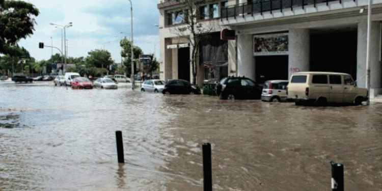 Video/ Greqia përfshihet nga stuhi të forta, përmbytje në Selanik