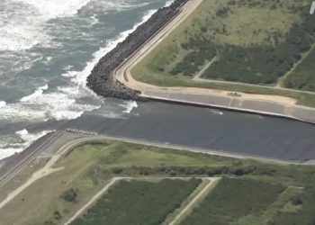 Cunami në Japoni shënon viktimën e parë, një grua humb jetën teksa po i largohej dallgëve