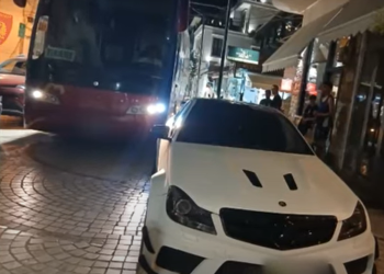 Parkoi makinën mbi trotuar, i riu në Sarandë gjobitet me dhe procedohet penalisht