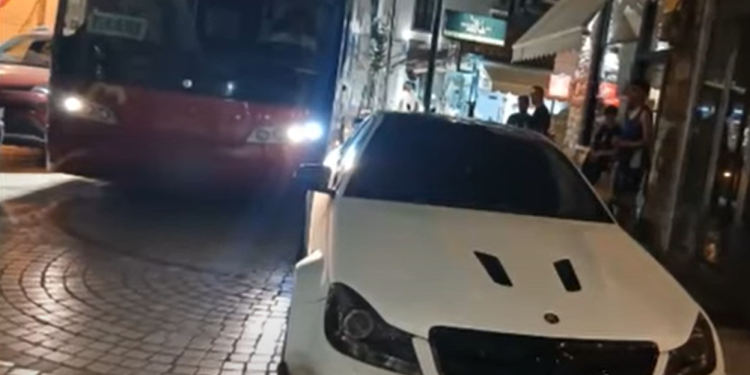 Parkoi makinën mbi trotuar, i riu në Sarandë gjobitet me dhe procedohet penalisht