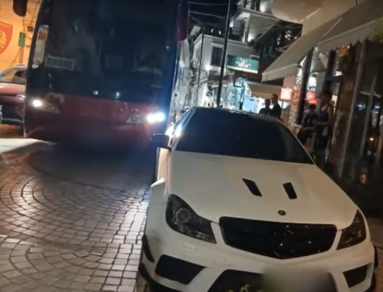 Parkoi makinën mbi trotuar, i riu në Sarandë gjobitet me dhe procedohet penalisht