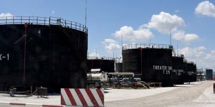 Eksperti: Patos-Marinza, një pallat me 48 kate naftë