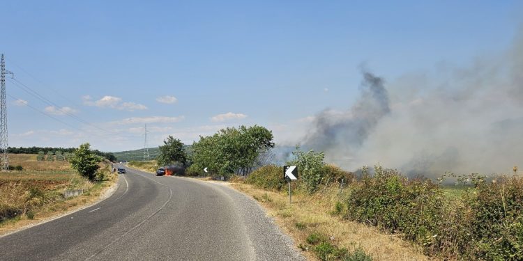 Digjet automjeti në aksin rrugor Belsh–Kuçovë, shpëton pa lëndime një familje prej pesë personash