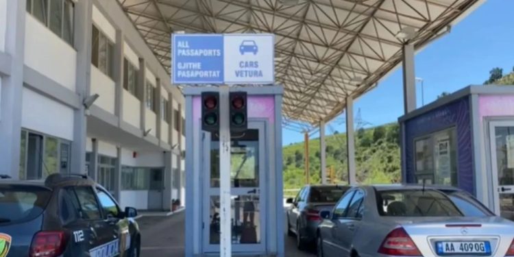 Korrupsioni në kufirin shqiptaro-grek, zbardhen bisedat e doganierëve grekë: Nëse vaji peshon mbi 10 litra, duhet të lesh një kafe që…