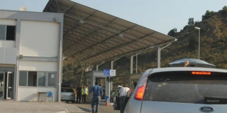 “Shko merr 150 euro, mos bërtit që të mos të them 200″/ Korrupsioni në Qafë-Botë, si doganieri i kërkoi para shqiptarit