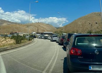 Radhë e gjatë në Qafë Botë, grekët vonojnë udhëtarët drejt Shqipërisë