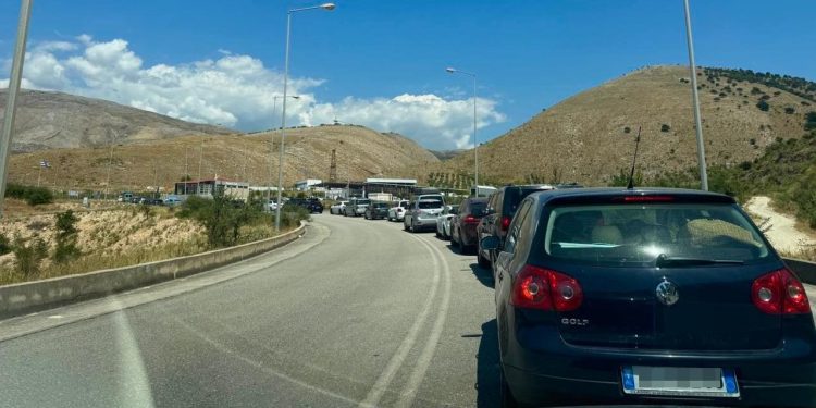 Radhë e gjatë në Qafë Botë, grekët vonojnë udhëtarët drejt Shqipërisë
