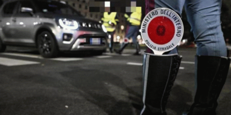 Po vëzhgonin 2 shpërndarësit shqiptarë, karabinierët kapin në flagrancë edhe policin rrugor duke blerë kokainë