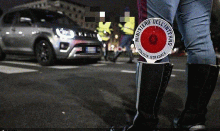 Po vëzhgonin 2 shpërndarësit shqiptarë, karabinierët kapin në flagrancë edhe policin rrugor duke blerë kokainë