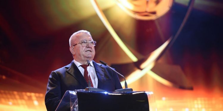 3 magjie shqiptare, spektakël kuqezi në Evropë, por Duka paralajmëron: Asgjë nuk ka mbaruar