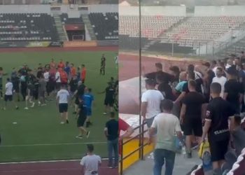 VIDEO/ Shishe në fushë dhe përplasje fizike, miqësorja mes Elbasanit dhe Pogradecit përfundon me sherr masiv