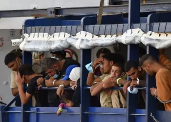 Kthimi i emigrantëve përmes vendeve jashtë BE, linja e Giorgia Melonit fiton terren