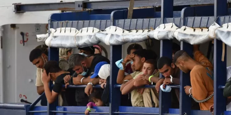 Kthimi i emigrantëve përmes vendeve jashtë BE, linja e Giorgia Melonit fiton terren