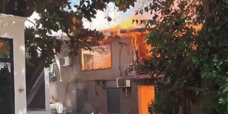 Zjarr te Pazari i ri në Tiranë, shkrumbohet banesa