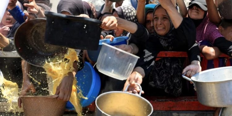 Thellimi i krizës së urisë, ushtria izraelite njofton “pauzë taktike” në luftimet në disa pjesë të Gazës