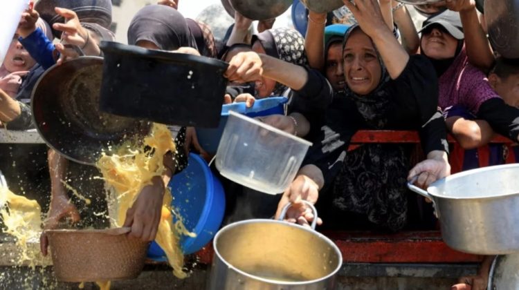 Thellimi i krizës së urisë, ushtria izraelite njofton “pauzë taktike” në luftimet në disa pjesë të Gazës