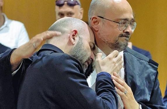 Dënohet bosi i Camorrës që e kërcënoi me vdekje, Roberto Saviano s’mban dot lotët: Më vodhën jetën