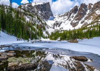 Shkrirja e akullit zbulon një sekret të varrosur në Malet Shkëmbore që nuk është parë prej 6,000 vjetësh