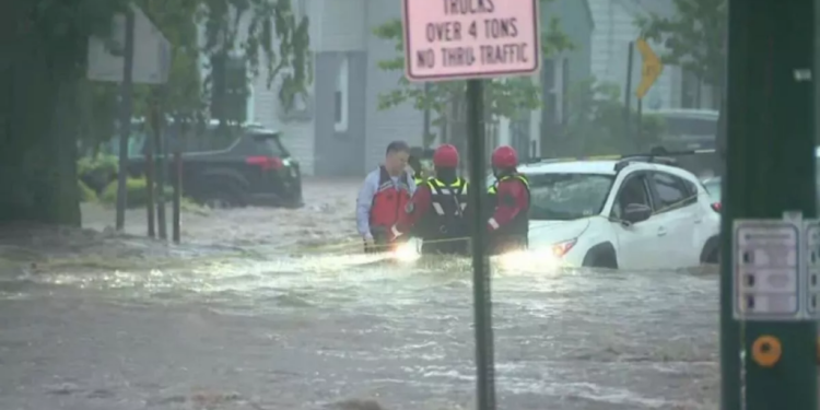 VIDEO/ Përmbytet metroja në New York, “paralizohet” qyteti