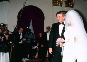 Epstein, edhe në dasmën e Trump/ CNN nxjerr pamjet, acarohet Presidenti: Po bëni shaka?!