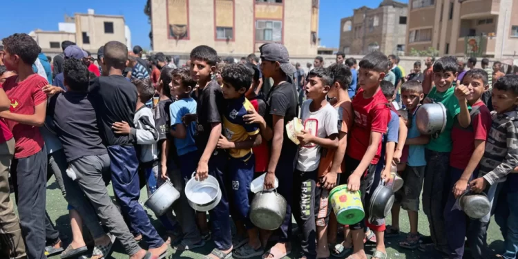 “E pashë vajzën time duke vdekur nga uria dhe s’munda ta ndihmoja”, dëshmia tronditëse e një babai nga Gaza