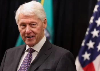 “Bomba” e WSJ: Bill Clinton në krye, të famshmit në albumin e errët të Epstein