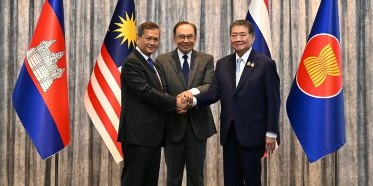 Atë që nuk e bën dot Trump, e realizon Malajzia! Tajlanda dhe Kamboxhia bien dakord për armëpushim të menjëhershëm