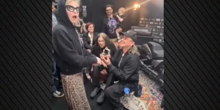 Sid Wilson i propozon martesë Kelly Osbourne në koncertin e fundit të babait të saj