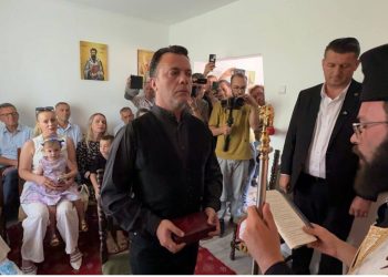 Laert Vasili dekorohet me titullin “Kalorës” në Kishën Ortodokse Autoqefale të Kosovës