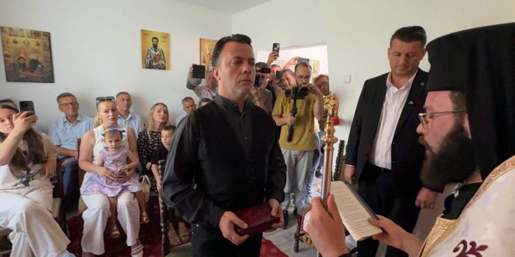 Laert Vasili dekorohet me titullin “Kalorës” në Kishën Ortodokse Autoqefale të Kosovës