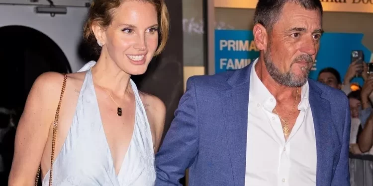 Një vit dashuri: Lana Del Rey ndan një foto të rrallë nga dasma