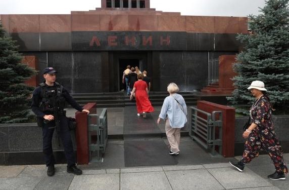 “Mumja” e Leninit ndan Putinin dhe Kishën Ortodokse, revoltohet politika ruse